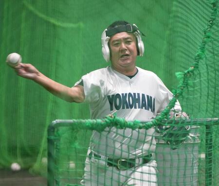 　室内練習場で打撃投手を務める横浜・村田監督