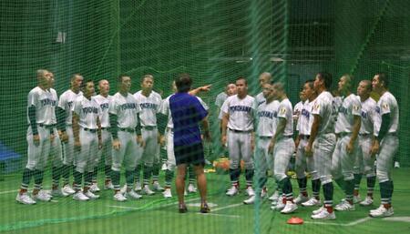 　室内練習場で練習する横浜ナイン（撮影・山口登）