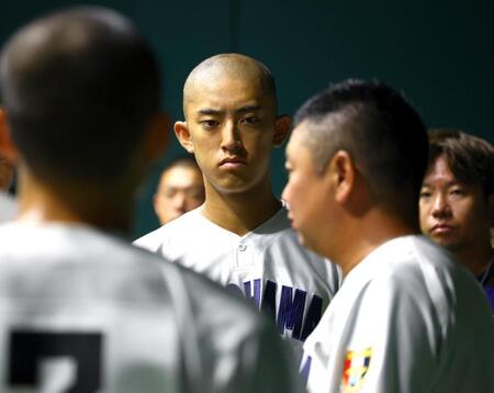 　円陣で村田浩明監督（右）の話を聞く横浜・織田翔希（撮影・山口登）