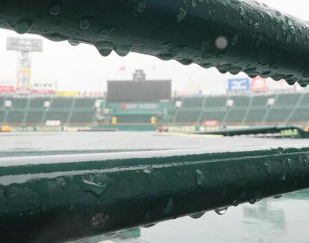　天候不良のため、予定していた午前の試合の２試合が順延となった甲子園球場