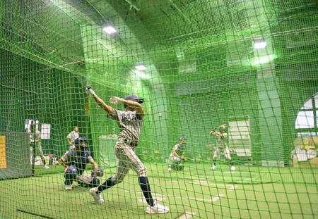 　降雨で試合中止となり、室内で調整する敦賀気比ナイン（撮影・西田忠信）