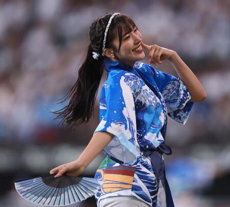 　夏祭りの法被を着て、ダンスを披露するファイターズガールの宮崎莉緒さん（撮影・中島達哉）