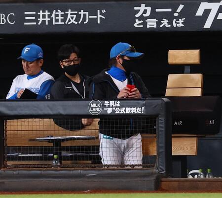 　西武に敗戦し、引き揚げる新庄監督（右）＝撮影・中島達哉