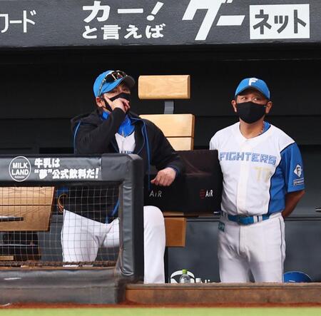　３回、ベンチで考え込む新庄監督（左）＝撮影・中島達哉