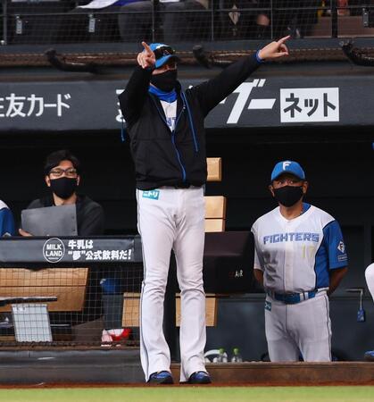 　８回、五十幡の二塁盗塁アウトの判定にリクエストする新庄監督（中央）＝撮影・中島達哉