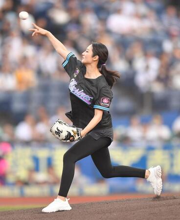 元野球少女の奥山かずさが始球式「マリーンズのファンで気持ちが高ぶりすぎてしまって」ノーバンならず苦笑い