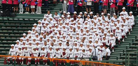 　アルプス席で待機する広陵ナイン（撮影・中田匡峻）