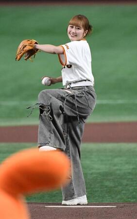 　ファーストピッチを行うももいろクローバーＺの佐々木彩夏（撮影・佐藤厚）