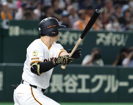 　３回、泉口が左前に先制打を放つ