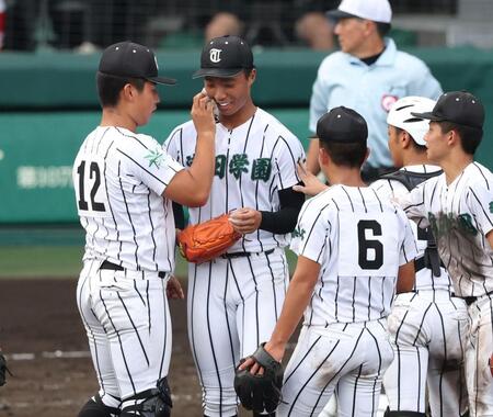 　４回、マウンドに集まった際、顔を拭いてもらう津田学園・桑山皓太朗（撮影・中田匡峻）