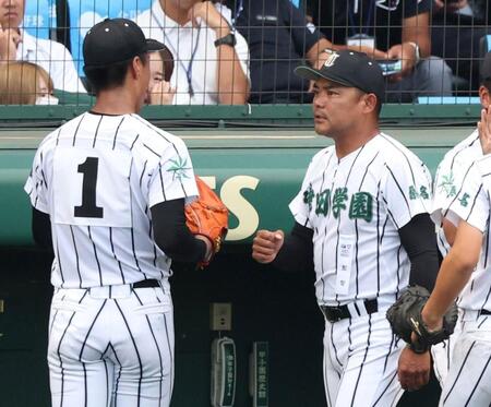 　５回を投げ終えた桑山皓太朗（左）に声をかける津田学園・佐川竜朗監督（撮影・中田匡峻）