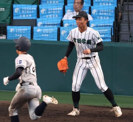 　１１回、叡明・田口遼平に勝ち越し適時打を浴びた津田学園・桑山皓太朗（右）＝撮影・中田匡峻