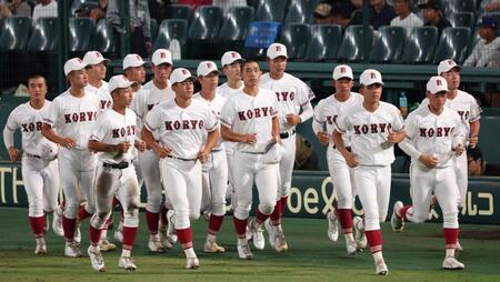 　試合前、スタンドにあいさつへ向かう広陵ナイン（撮影・中田匡峻）