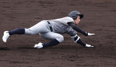 　５回、適時二塁打を放った叡明・根本和真は三塁を狙うも、二塁を回った際に転倒する（撮影・中田匡峻）