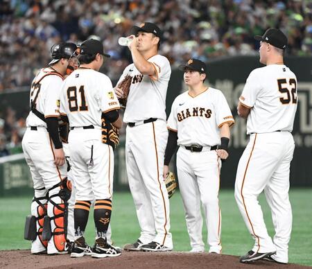 　４回、ヤクルトに同点に追いつかれた田中将（中）＝撮影・佐藤厚