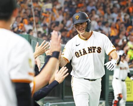 　３回、泉口の先制打で生還し、ナインに迎えられる田中将