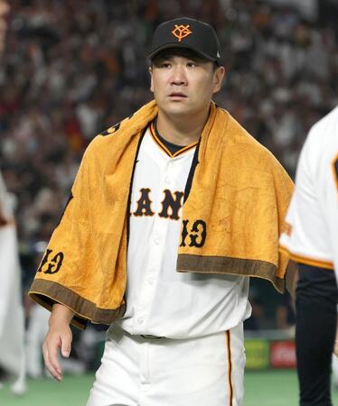 　６回表終了、ナインを迎えた後、ベンチに戻る田中将