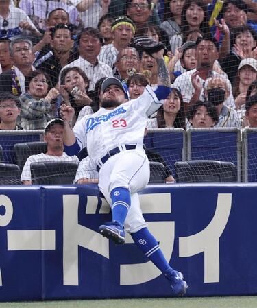 　６回、佐藤輝の邪飛をフェンス際で捕球するチェイビス（撮影・北村雅宏）