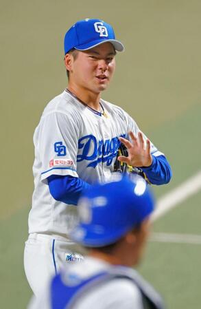 　２回を投げ終え、ベンチに戻る金丸