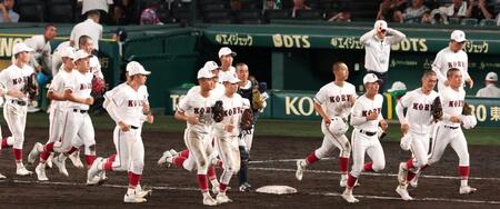 　旭川志峯に勝利し、スタンドへあいさつに向かう広陵ナイン（撮影・中田匡峻）