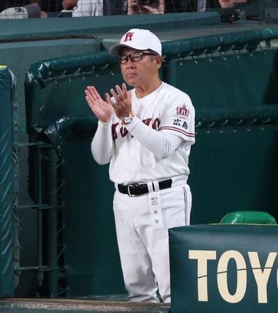 　７回、広陵・白髪零士が犠飛を放ち、ベンチで手をたたく中井哲之監督（撮影・中田匡峻）