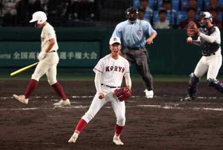 　５回、旭川志峯・億貞壮汰（左）を空振り三振に斬り、ほえる広陵・堀田昂佑（撮影・中田匡峻）