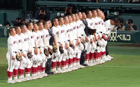 　旭川志峯に勝利し、スタンドにあいさつをする広陵ナイン（撮影・中田匡峻）