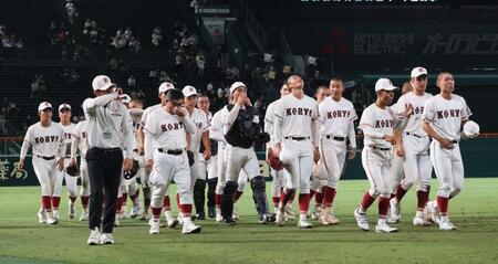 　試合に勝利し応援席に挨拶した広陵ナイン（撮影・石井剣太郎）