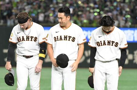 　スタンドに向かって一礼する田中将（中）＝撮影・佐藤厚