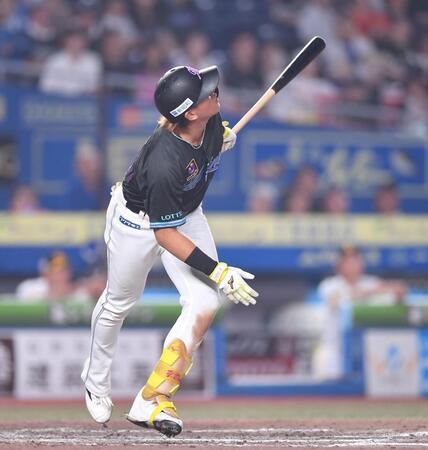 　８回、三邪飛に倒れた山本（撮影・開出牧）