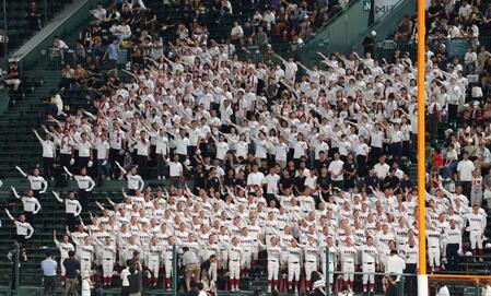 　校歌を歌う広陵のアルプス席（撮影・中田匡峻）