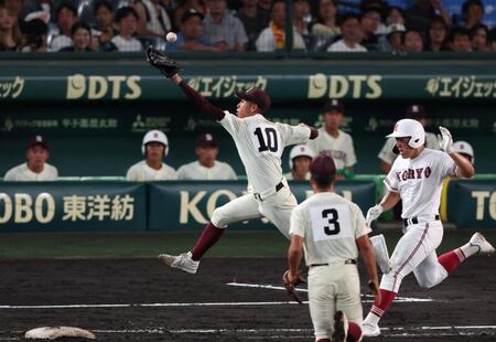 　４回、広陵・草島絃太（右）の一ゴロでベースカバーに入る旭川志峯・大渕蒼空（撮影・中田匡峻）