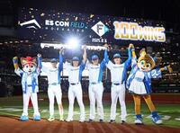 　エスコンでの通算１００勝を達成し、記念撮影に応じる（左から）石井、松本剛、清宮幸、北山