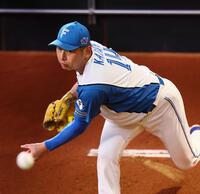 　ブルペンで投球する加藤貴（撮影・中島達哉）