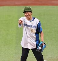 　ファーストピッチセレモニーで投球し、笑顔を見せる蛍原徹（撮影・中島達哉）