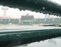 　天候不良のため、予定していた午前の試合の２試合が順延となった甲子園球場