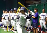 　中止となり室内練習場で練習する奥村頼人（中央）ら横浜ナイン（撮影・山口登）