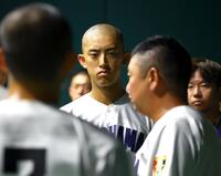 　円陣で村田浩明監督（右）の話を聞く横浜・織田翔希（撮影・山口登）