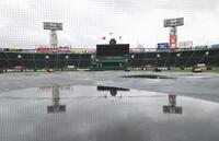 　天候不良で午前の部２試合が順延となった甲子園球場