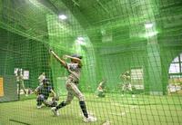 　降雨で試合中止となり、室内で調整する敦賀気比ナイン（撮影・西田忠信）