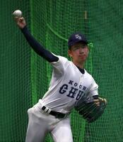 　キャッチボールする高知中央・松浦伸広（撮影・山口登）