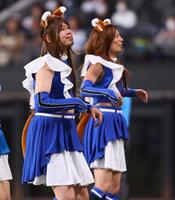 　きつねダンスを踊る金属バット（撮影・中島達哉）