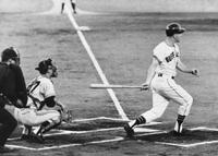 　１９６２年７月、オールスターゲーム第１戦で先頭打者本塁打を放つ近鉄のブルームさん