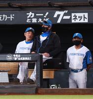 　８回、リプレー検証の結果、判定変わらずがっくりする新庄監督（中央）＝撮影・中島達哉