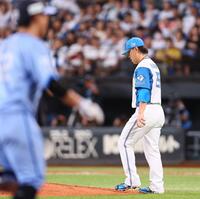 　９回、古賀悠（左）にソロを浴びる河野（撮影・中島達哉）