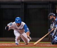 　２回、死球を受け、倒れ込む松本剛（撮影・中島達哉）