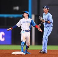 　８回、二塁盗塁に失敗する五十幡（右・源田）＝撮影・中島達哉