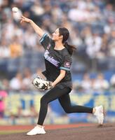 　始球式を務める奥山かずさ（撮影・開出牧）