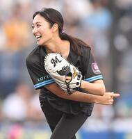 　始球式を務める奥山かずさ（撮影・開出牧）