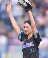 　始球式を務めスタンドの拍手に応える奥山かずさ（撮影・開出牧）